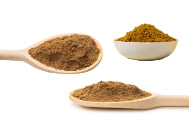 Beyaz arka planda izole edilmiş ahşap kaşıkta baharatları karıştır. 