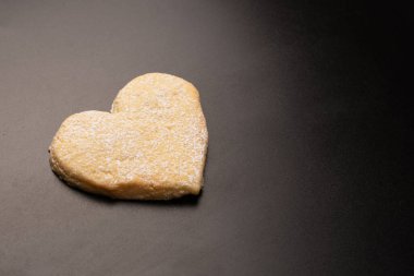 Beyaz arka planda izole edilmiş kalp şeklinde çörekler..