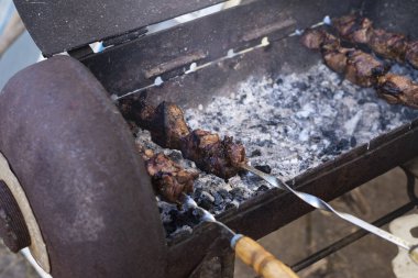 Yaz pikniği ve ızgarada barbekü. Yemek festivali açık havada.