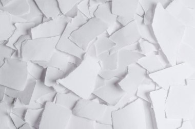 Arkaplan olarak boş beyaz kağıt parçaları. Metin veya tasarım için boşluk. 