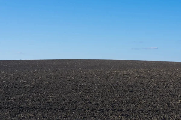 Gepflügtes Feld Und Blauer Himmel Als Hintergrund — Stockfoto