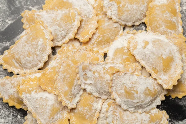 Arka plan olarak çiğ ravioli. Sağlıklı İtalyan yemekleri.. 