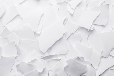 Arkaplan olarak boş beyaz kağıt parçaları. Metin veya tasarım için boşluk. 