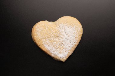 Beyaz arka planda izole edilmiş kalp şeklinde çörekler..