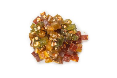 Beyaz arka planda fındıklı geleneksel Türk lezzeti. 