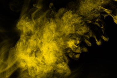 Siyah arka planda sarı buhar. Boşluğu kopyala.