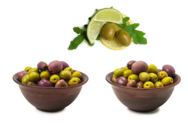 Beyaz arka planda izole edilmiş seramik kahverengi kasede zeytinler. 