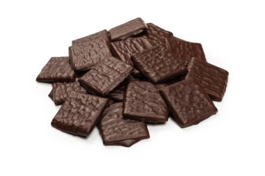 Beyaz arka planda izole edilmiş siyah çikolata şekerleri.. 