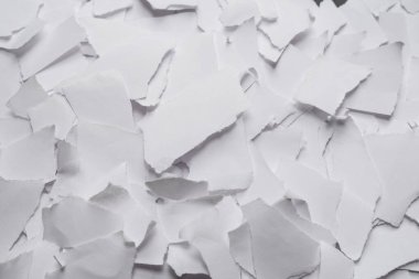 Arkaplan olarak boş beyaz kağıt parçaları. Metin veya tasarım için boşluk. 