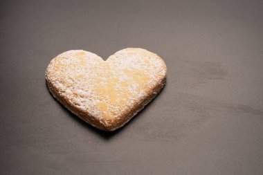 Beyaz arka planda izole edilmiş kalp şeklinde çörekler..