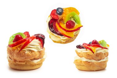 Beyaz üzerine izole edilmiş kremalı ve meyveli kek.. 