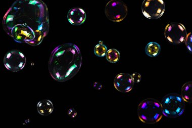 Sabun köpükleri siyah arka planda izole edilmiş. Boşluğu kopyala. 