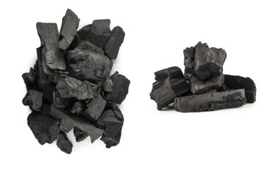 Beyaz arka planda siyah meşe kömürü izole edilmiş. 