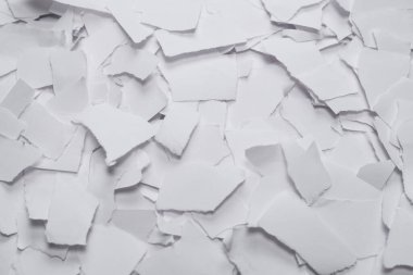 Arkaplan olarak boş beyaz kağıt parçaları. Metin veya tasarım için boşluk. 