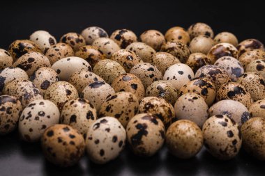 Arka plan olarak bir grup bıldırcın yumurtası. Çiğ yumurta..