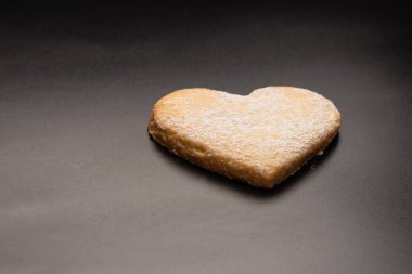 Beyaz arka planda izole edilmiş kalp şeklinde çörekler..