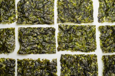 Beyaz arka planda izole edilmiş lezzetli yosun.. 