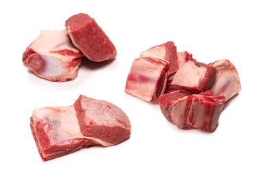 Beyaz arka planda çiğ pirzola. Üst görünüm. 