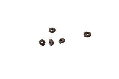 Çikolata halkaları gevrekleri bir kaseye dökülür. Kahvaltıda. Beyaz bir arkaplanda izole edilmiş. 