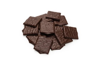 Beyaz arka planda izole edilmiş siyah çikolata şekerleri.. 