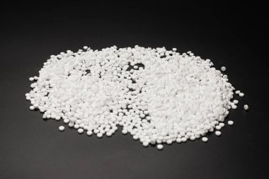 Beyaz arka planda izole edilmiş şeker ikame hapları. Üst görünüm. 