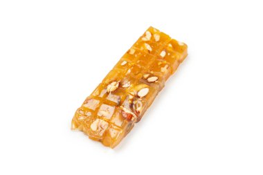 Beyaz arka planda fındıklı geleneksel Türk lezzeti. 