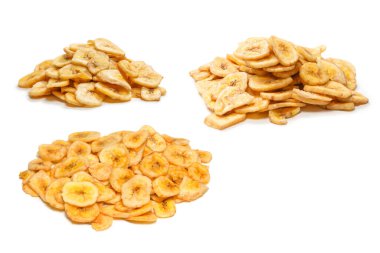 Beyaz arka planda izole edilmiş muz cipsleri. Susuz muz dilimleri.. 