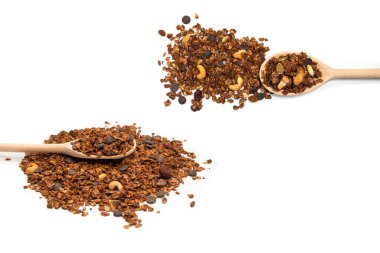 Tahta kaşıkta fındıklı çikolatalı tahıl gevreği. Beyaz arka planda izole edilmiş.