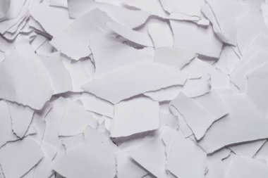 Arkaplan olarak boş beyaz kağıt parçaları. Metin veya tasarım için boşluk. 