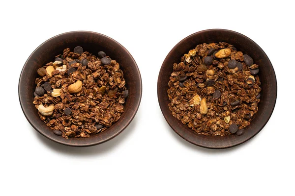 Čokoládové Granolové Cereálie Ořechy Miskovém Pozadí Izolováno Bílém Bacckground — Stock fotografie