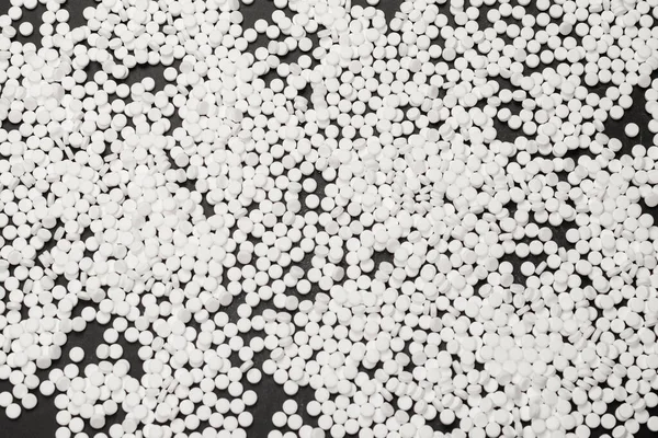 Beyaz arka planda izole edilmiş şeker ikame hapları. Üst görünüm. 