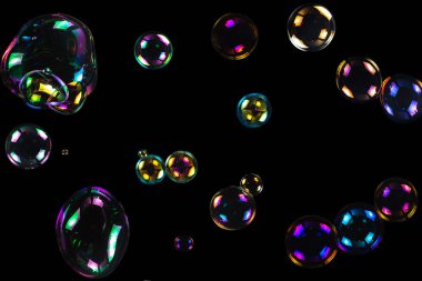 Sabun köpükleri siyah arka planda izole edilmiş. Boşluğu kopyala. 