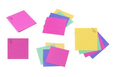 Beyaz arka planda izole edilmiş bir etiket ve ataç. Boşluğu kopyala. 