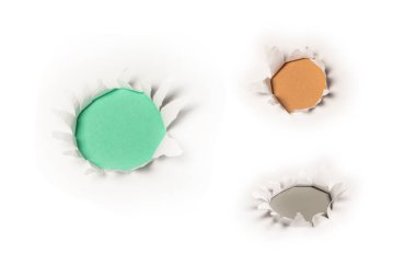 Gri arkaplandaki beyaz kağıtta bir delik, boşluğu kopyala. 