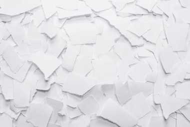 Arkaplan olarak boş beyaz kağıt parçaları. Metin veya tasarım için boşluk. 
