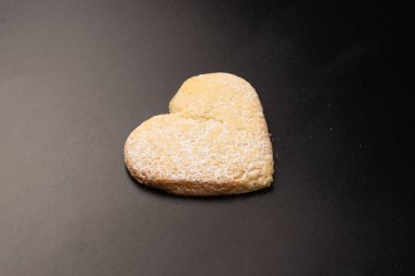 Beyaz arka planda izole edilmiş kalp şeklinde çörekler..