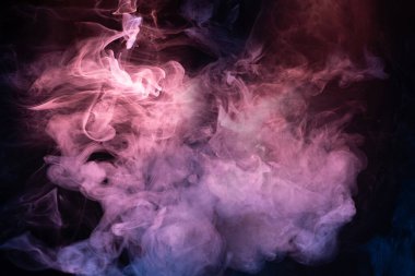 Siyah arka planda mavi ve pembe buhar. Boşluğu kopyala.