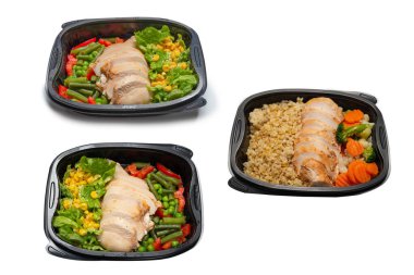 Konteynırda yemek hazır. Tavuk yahnisi, sebze yahnisi. Beyaz bir arkaplanda izole edilmiş. 