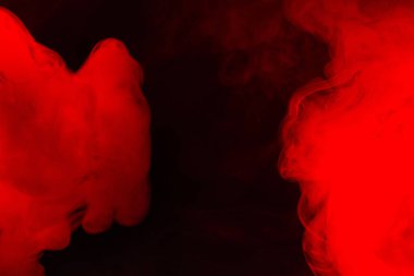 Siyah arka planda kırmızı buhar. Boşluğu kopyala.