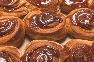 Baharatlı ev yapımı tarçınlı çörekler ve parşömen kağıdında karamel..