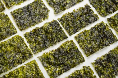 Beyaz arka planda izole edilmiş lezzetli yosun.. 