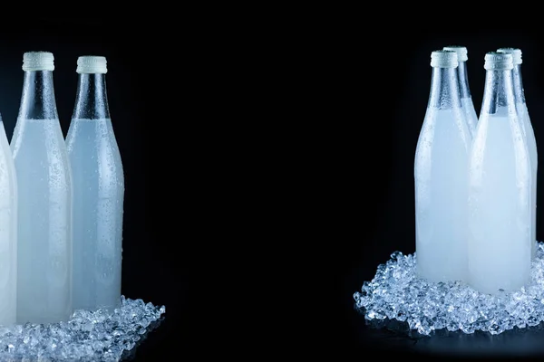 Ένα Λευκό Μπουκάλι Ένα Αναψυκτικό Στον Πάγο Μαύρο Φόντο — Φωτογραφία Αρχείου