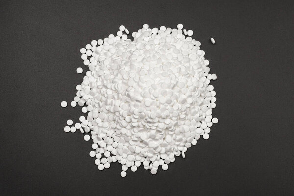 Сахарные заменители таблетки изолированы на белом фоне. Вид сверху. 