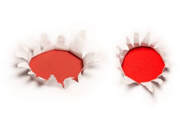 Kırmızı arkaplanda beyaz kağıtta bir delik, boşluğu kopyala. 