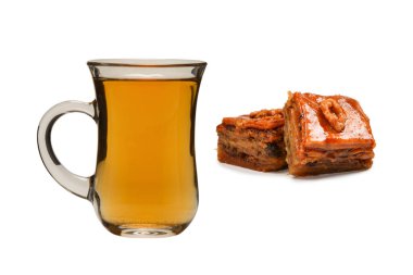Beyaz zemin üzerinde Türk çayı bulunan Türk tatlı baklavası.