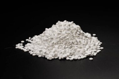 Beyaz arka planda izole edilmiş şeker ikame hapları. Üst görünüm. 