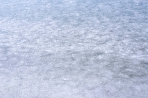 Buzun doğal dokusu, arka plan olarak donmuş göl..