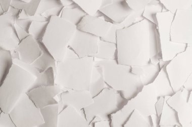 Arkaplan olarak boş beyaz kağıt parçaları. Metin veya tasarım için boşluk. 