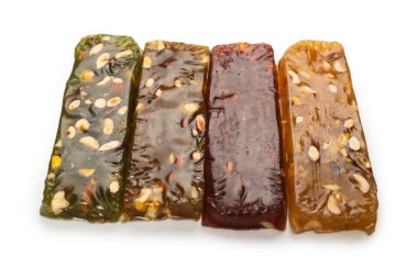 Beyaz arka planda fındıklı geleneksel Türk lezzeti. 