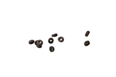 Çikolata halkaları gevrekleri bir kaseye dökülür. Kahvaltıda. Beyaz bir arkaplanda izole edilmiş. 